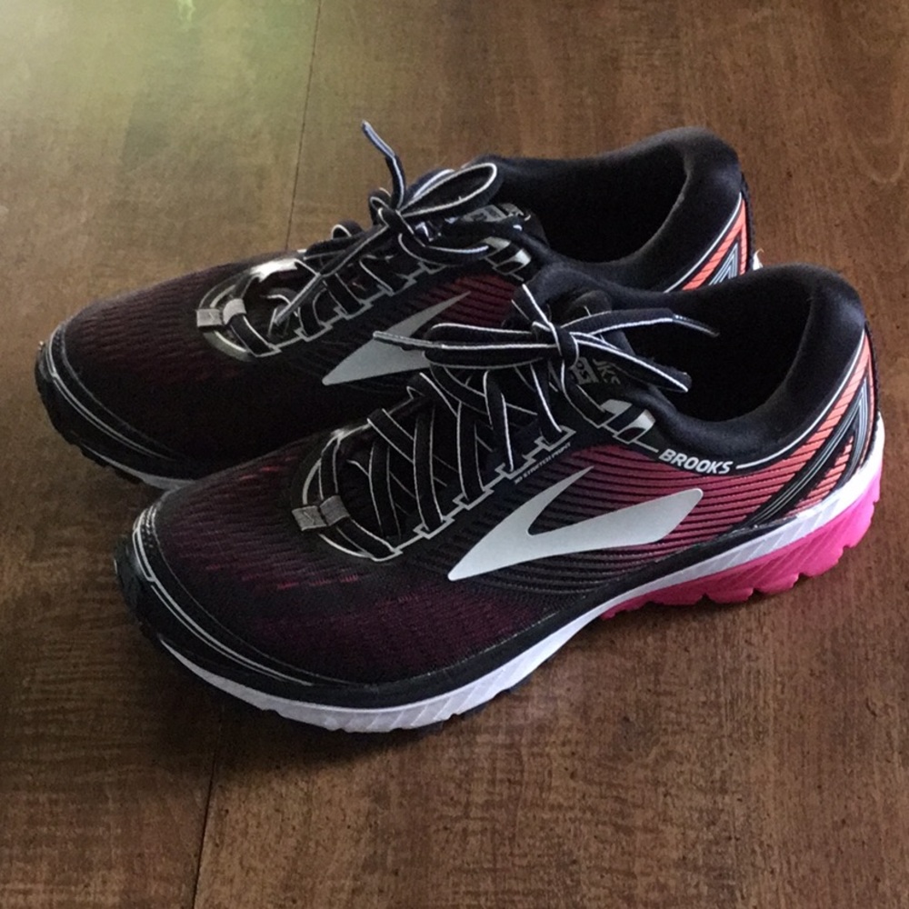 Brooks Ghost 10 in hot pink and black size 81/2M